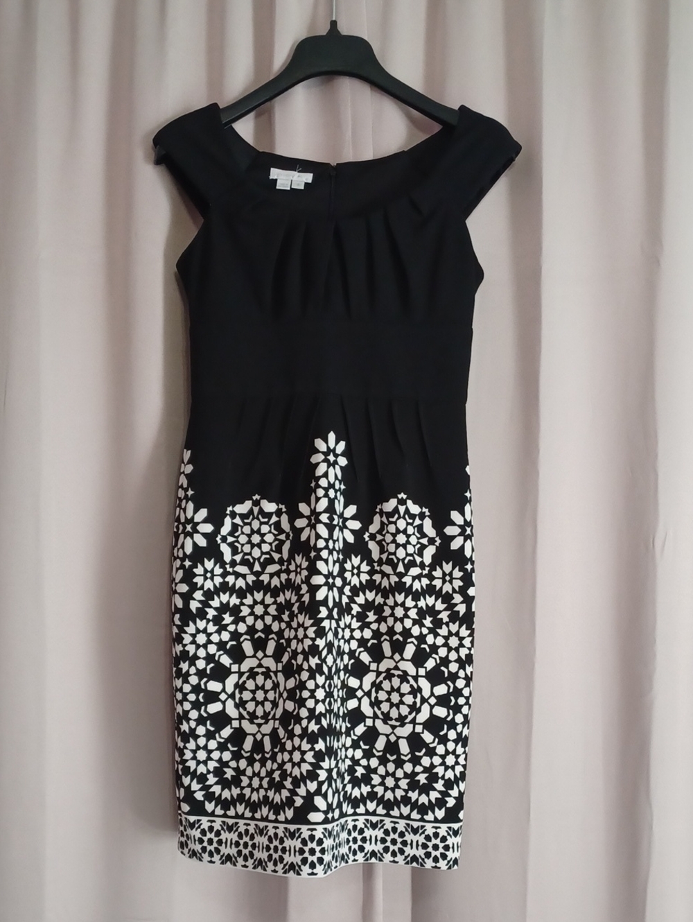 London Times Black White Medallion Border Print Sheath Dress Sz 4 Cap Sleeve
